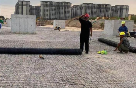 牟平土工格栅铺设前地基要怎么处理？